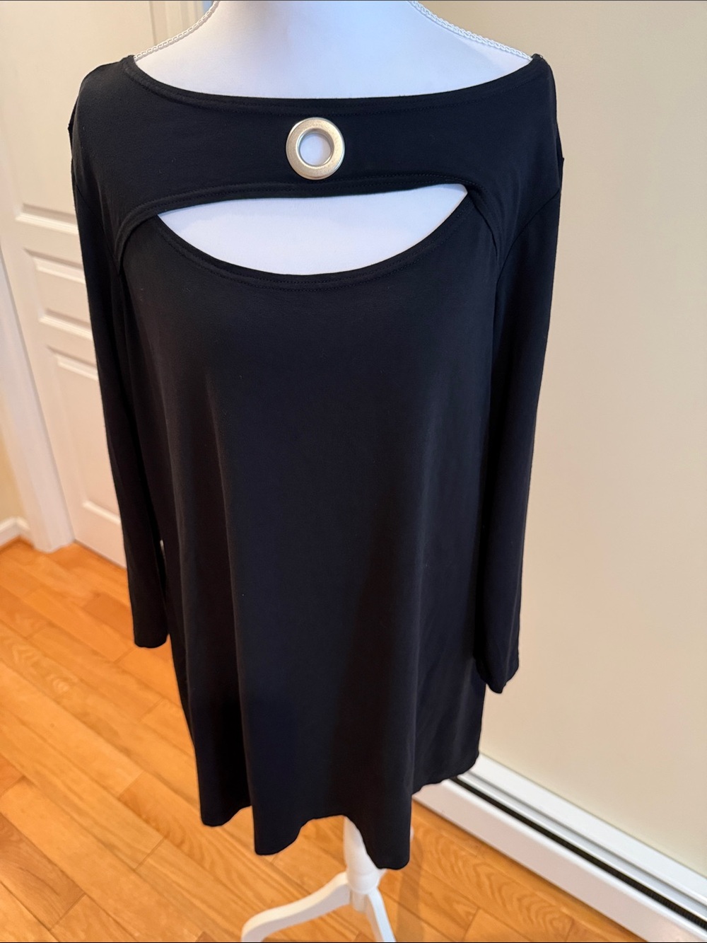 Max & Rina Black Top with Bright Pink Label - Picture 3 of 8
